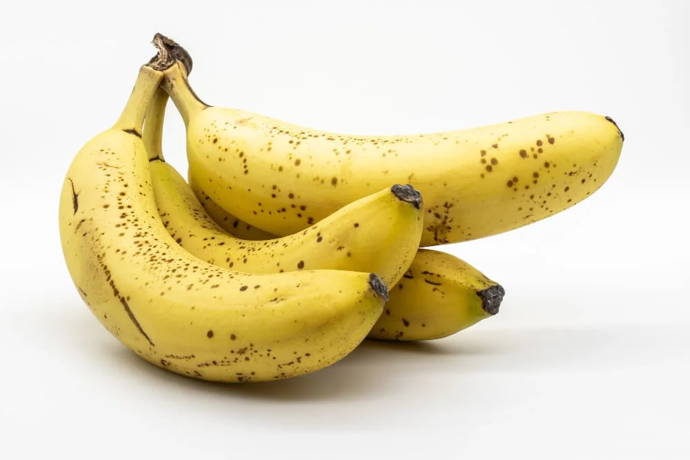 eating bananas daily, health benefits of bananas, what happens when you eat bananas, banana health benefits, potassium benefits, daily banana consumption